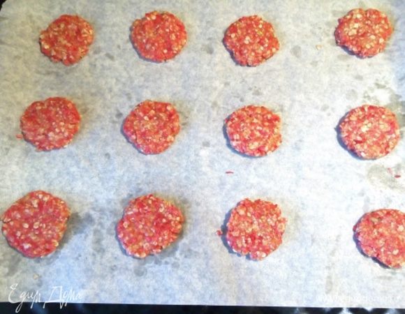 Берём объёмом с чайную ложку, сминаем в круглый комочек и придавливаем ладонью в плоский кружок толщиной 0,5 мм. Выкладываем на пергамент. Хочу заметить, я даже не смазывала и не посыпала бумагу для выпечки, несмотря на то, что она у меня не самая лучшая... Но печенья совсем не прилипли, они ведь масляные, как крекеры.