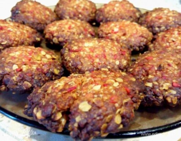 Печём при 180°С 10-15 минут. Не передержите! Печенье мягкое в горячем виде, но уже через 5-10 минут после остывания оно у меня стало рассыпчато-хрустящим, каким и должно быть.