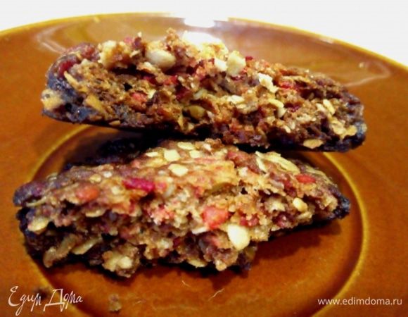 Вот и разлом — яркое, пёстрое, аппетитное печенье... Угощайтесь!
Кстати, если вы отошли от рецепта и уменьшили сладость, а получилось печенье с горчинкой (мало ли как сода себя повела), то просто соедините по 2 печенья сгущёнкой. Невероятно вкусно! Опробовано на партии, в которой меньше было сладости.
