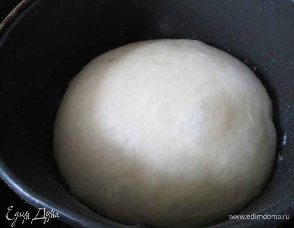 Соединяем муку с дрожжами, добавляем соль, сахар. Теплое молоко соединяем с размягченным сливочным, растительным маслом, яйцом. Замешиваем эластичное тесто и убираем в теплое место на 1,5 часа или до увеличения в объем в два раза.
У меня тесто готовилось в хлебопечке на одноименном режиме.






