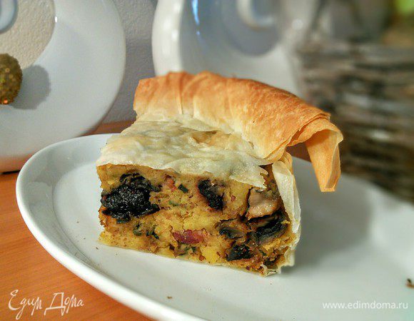 При чём здесь именно этот соус я не очень понимала пока не попробовала! Необыкновенно вкусным оказалось сочетание ароматного грибного торта с черносливом с хрустящим кисло-сладким яблочным винигретом! Соус оказался как нельзя кстати. Приятного аппетита!