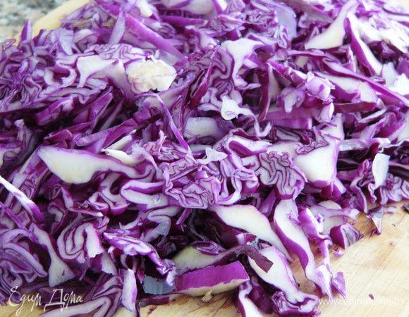 Половинку некрупного кочана краснокочанной капусты нашинковать.