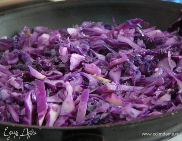 Обжарить на растительном масле, помешивая, без крышки, до мягкости. Посолить и поперчить капусту. Остудить.