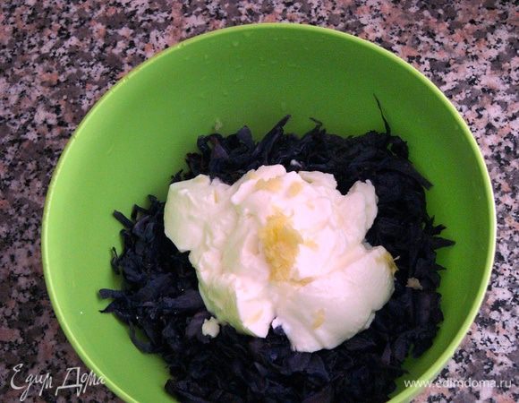 Чеснок очистить и измельчить (я натираю на терке). Смешать капусту с йогуртом и чесноком. 