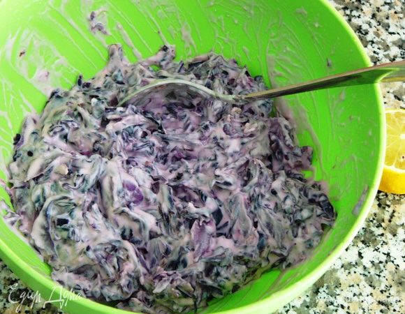 Добавить лимонный сок и, при необходимости, еще соли. 