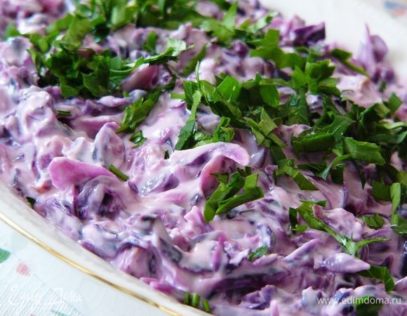 И вот уже на столе отличный зимний салатик. Благодаря тому, что капусту мы немного притушили, он не требует трудоемкого разжевывания. Чеснок с лимоном придает приятную пикантность. Радуйте себя!