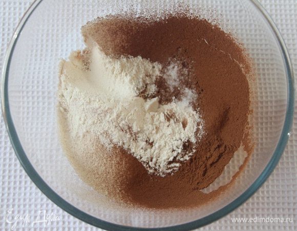 Стакан муки, полстакана какао-порошка, по половине чайной ложки соли и соды просеять в миску.