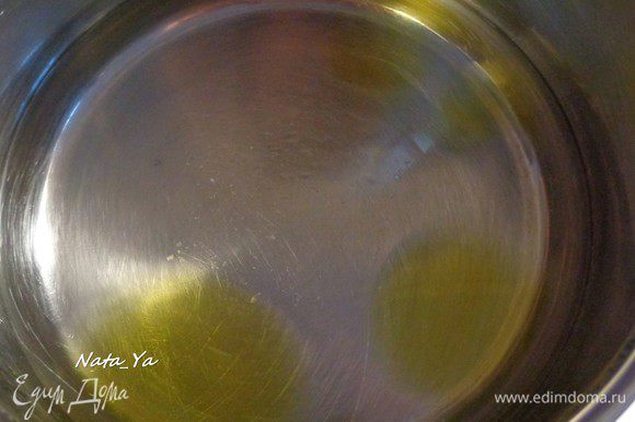 В кипящую воду добавим соль и оливковое масло. Отставим кастрюльку с плиты.