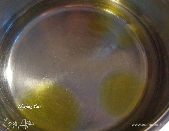 В кипящую воду добавим соль и оливковое масло. Отставим кастрюльку с плиты. 