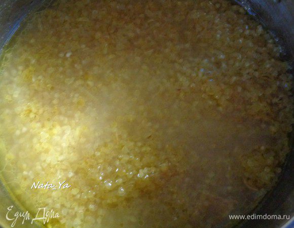 Добавим булгур, хорошо перемешаем.