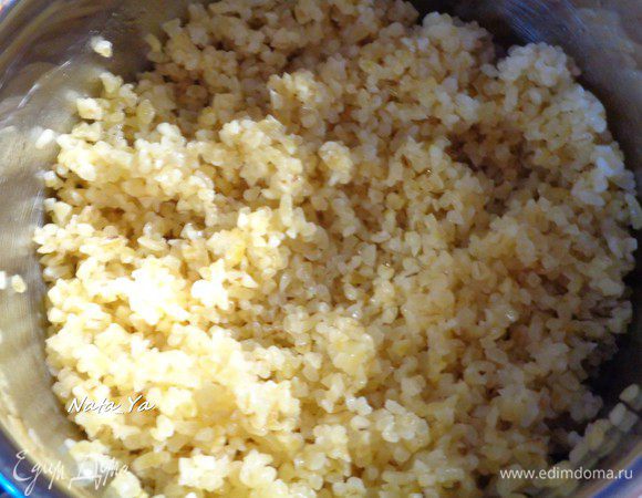 И оставим на 10 минут под закрытой крышкой. На огонь ставить не нужно!
Через 10 минут перемешаем крупу. Наш булгур готов.