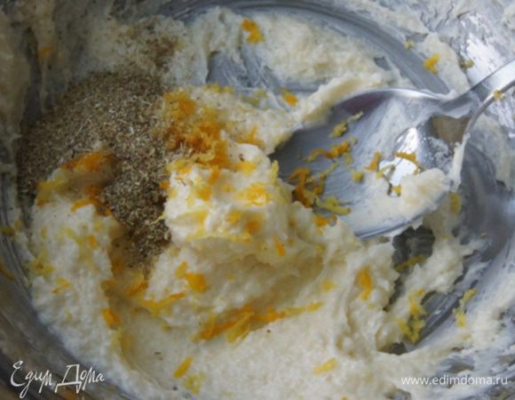 Размягченное сливочное масло взбить с сахаром, добавить цедру лимона и ромашку. Я брала ромашку в пакетиках, мелкоизмельченную.