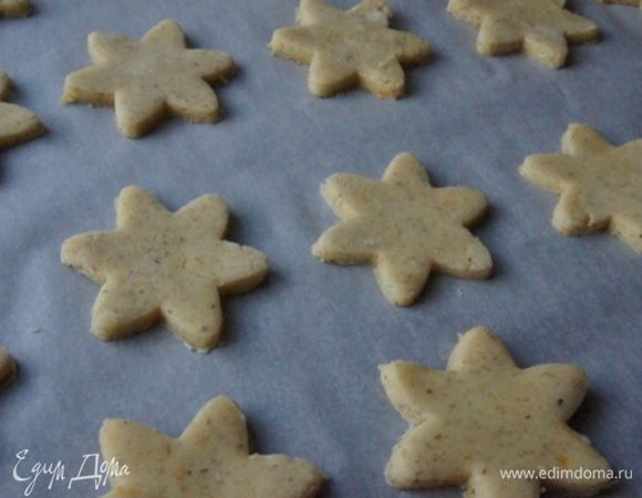 На припыленном мукой столе раскатать тесто не тонко, толщиной около 0,8 см. Перенести печенье на бумагу для выпечки и поставить в разогретую до 180°С духовку на 10-12 минут. Печенье должно слегка зарумяниться.