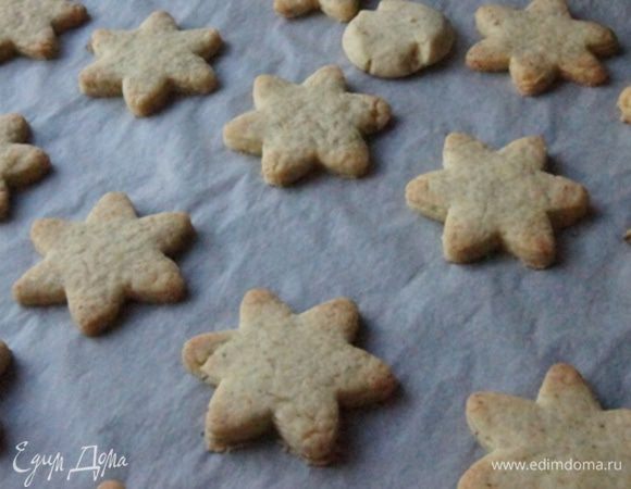 Готовое печенье полностью остудить, прежде чем перекладывать на блюдо. Это важно, так как оно очень хрупкое.