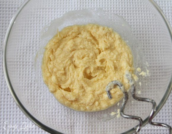 Смешать масло и сахар. Добавить ваниль и яйцо.