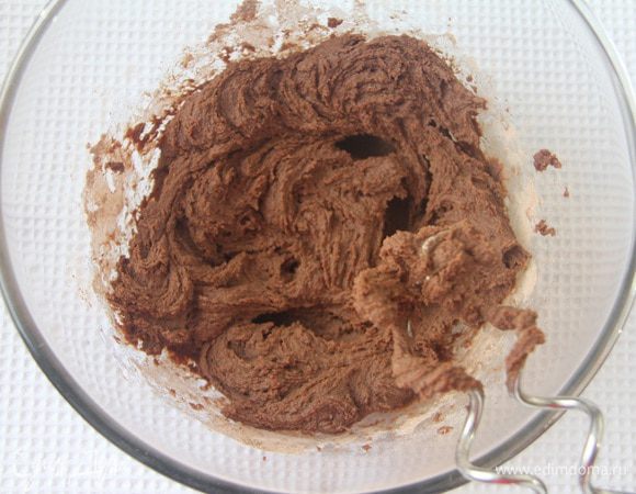 В масляную смесь добавить мучную, перемешать.