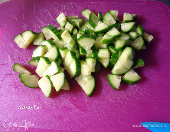 Огурец нарезать средне. Мне понадобилось для салата 2/3 парникового длинного огурца. Если огурец средний, то может уйти и весь, поэтому в ингредиентах я указала 1 шт.
