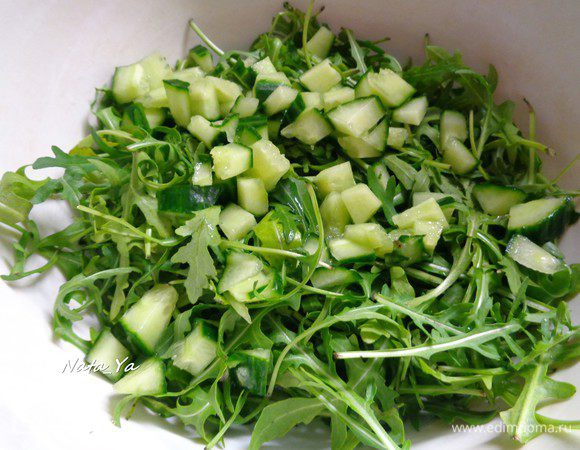 Смешать в салатнике руколу, мяту и огурец.