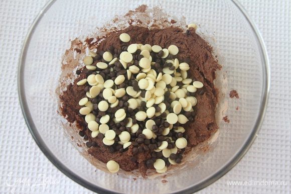 Добавить шоколадные капли в тесто, перемешать лопаткой.