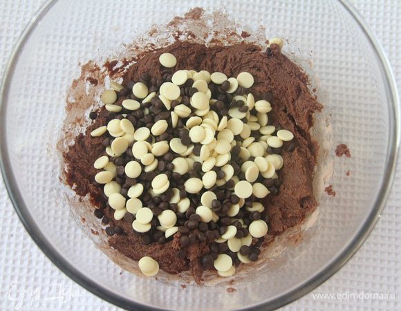 Добавить шоколадные капли в тесто, перемешать лопаткой.