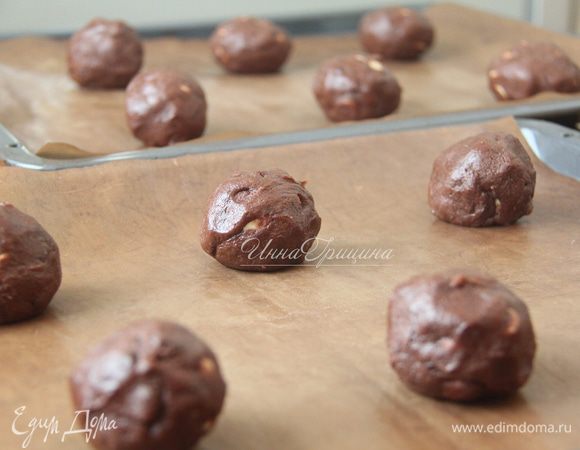 Убрать тесто в холодильник на 20-30 минут. Духовку разогреть до 180°C. 
Сформировать 12 шариков, выложить по 6 шариков на 2 стандартных противня. Между шариками должно быть значительное расстояние, поскольку при выпекании шарики трансформируются в лепёшки.