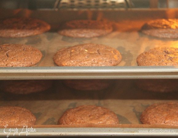 Выпекать при 180°C 20 минут. Дать печенью полностью остыть.