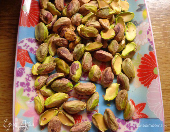 Фисташки очистить.

Лучше использовать не соленые фисташки. А если берете соленые, то тогда учитывайте его, когда будете солить салат.