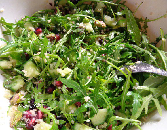 Добавить соль, смесь молотых перцев. Все хорошо перемешать. 