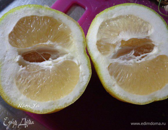 Выжать из апельсина и зерен граната сок. Полить ими салат.

Я в этот раз использовала грейпфрутовый сок. Хотя апельсиновый подходит для данного салата лучше.