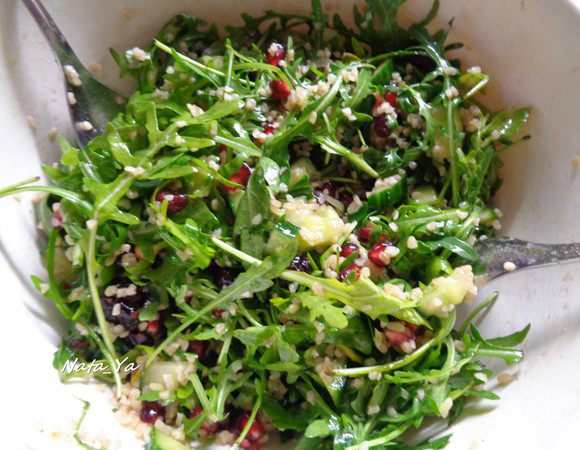 Добавить в салат оливковое масло, красный винный уксус.
Все хорошо перемешать. Салат должен хорошенько пропитаться заправкой.