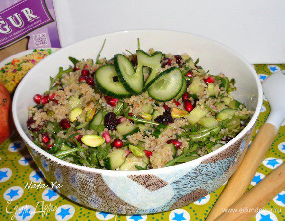 Можно подавать на стол!

Этот салат настолько вкусен, что самодостаточен сам по себе.
На следующий день он становится еще вкуснее, потому что еще больше пропитывается всеми соками.

Приятного аппетита!