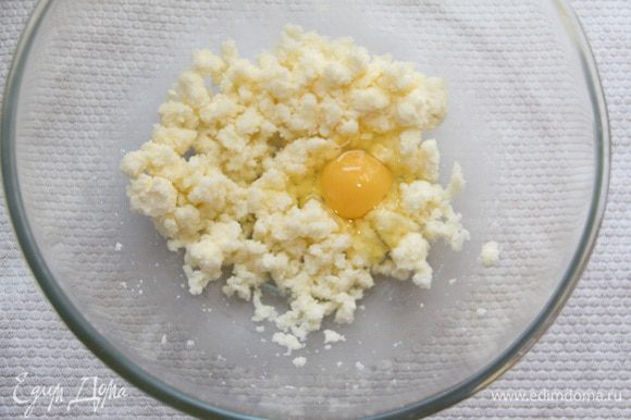 Масло слегка взбить с сахарным песком, добавить 1 яйцо.