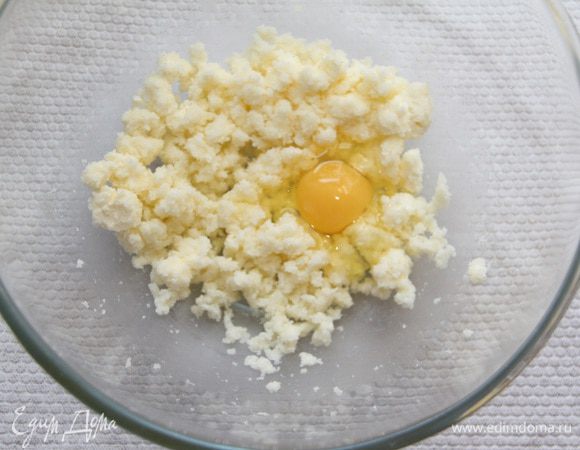Масло слегка взбить с сахарным песком, добавить 1 яйцо.