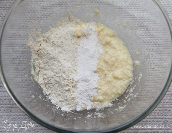 В смесь просеять пшеничную муку и разрыхлитель. Перемешать.