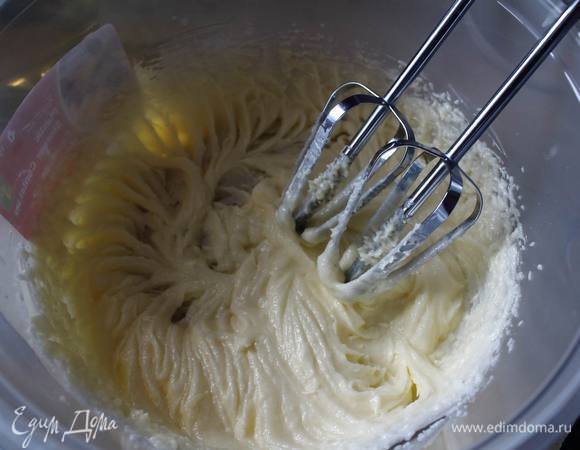 Размягченное сливочное масла взбить с сахаром и ванильной эссенцией. Затем добавить яйца и размешать, потом вмешать какао.