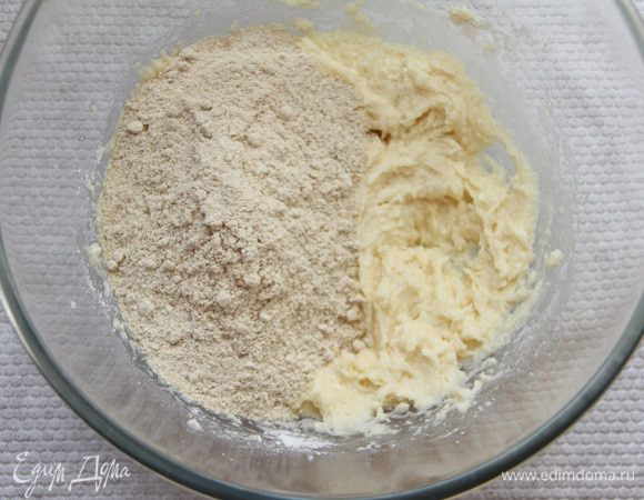 Добавить кедровую муку к основной смеси.