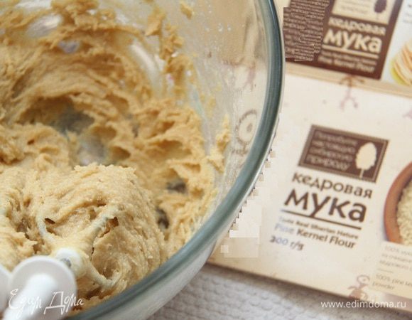 Тесто получается липкое. Поставить тесто в холодильник на 30 минут.