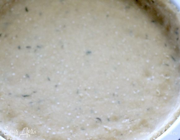 Добавить 1-2 ст. л. ледяной воды и замесить тесто. Тесто раскатать, выложить в форму диаметром 20 см и поставить в холодильник на 30 минут.