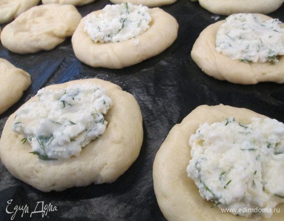 Выкладываем начинку в каждое углубление — не экономим, а напротив, кладем с горкой. Накрываем полотенцем и оставляем в теплом месте для подъема на 20-30 минут. Перед выпечкой смазываем яйцом каждую ватрушку.