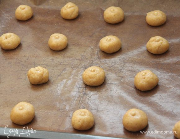 Сформировать из теста шарики размером с грецкий орех. В центр каждого шарика вдавить кедровое семечко.
Да, кедровые орешки — не орехи, а семена кедровой сибирской сосны!