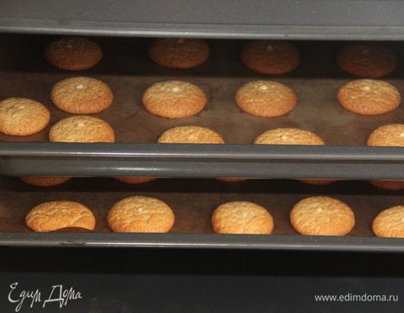 Выпекать в разогретой до 180°C духовке примерно 12-15 минут (ориентируйтесь по цвету, запаху печенья и по своей духовке, конечно).