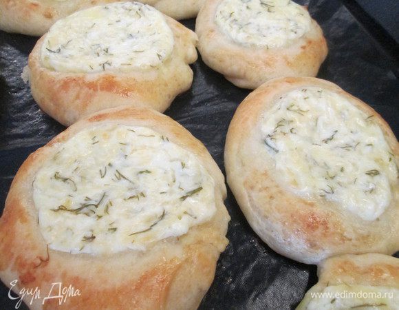 Разогреваем духовку до 200°С и отправляем наши шанежки на 20-25 минут.
