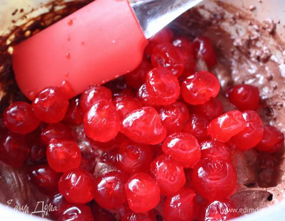 Вишню можно взять свежую, можно замороженную (разморозить сначала и слить сок), у меня специальная для выпечки.