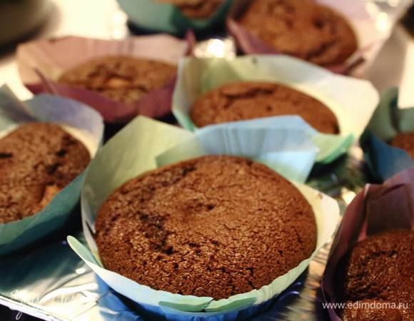 Вытащить готовые кексы и оставить остывать. Главное не съесть до готовности крема, а они ж так просятся :)