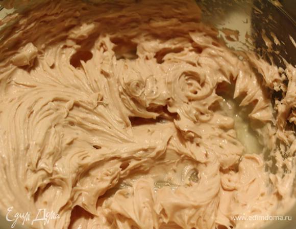 Сливочный сыр слегка размешать миксером. Затем в него добавить смесь маршмеллоу с вареньем и хорошо размешать. Отправить остывать в холодильник на 30-40 минут.