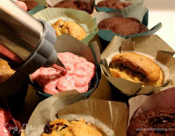 Украсить кремом наши капкейки (у меня два вида, вторые банановые).