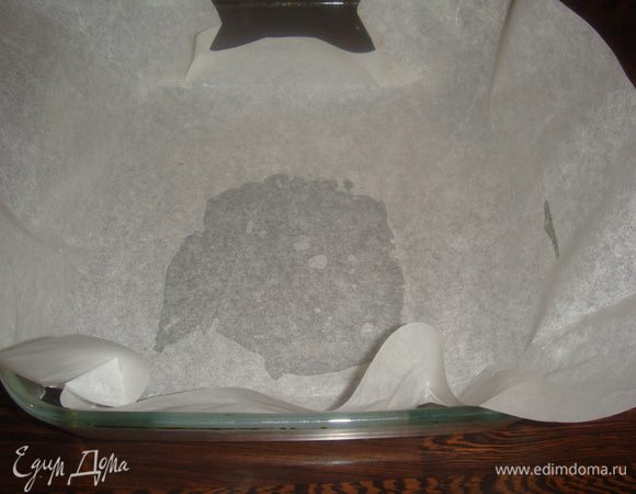 Форма у меня квадратная 20х20 см. Форму застелить бумагой для выпечки так,  чтобы края немного выступали.