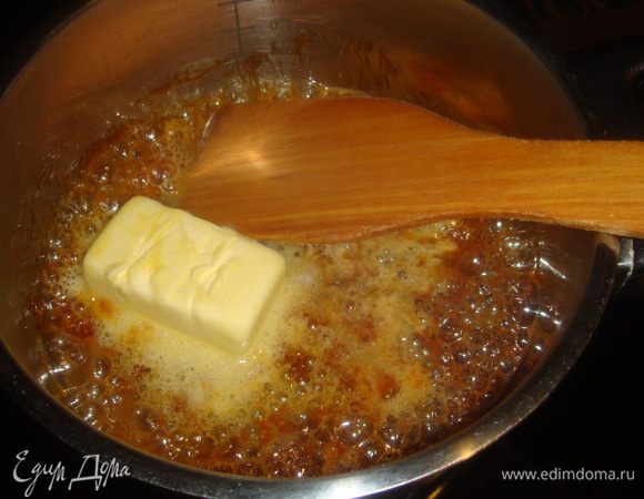 Делаем карамель. Сахар нагреваем в кастрюльке с толстым дном до тех пор, пока он не приобретет золотистый цвет. Добавляем сливочное масло и непрерывно помешиваем пока не станет однородной карамель. Главное не пережарить, чтобы не горчило.