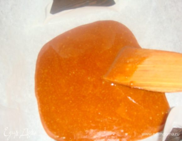 Карамель перелить в форму.