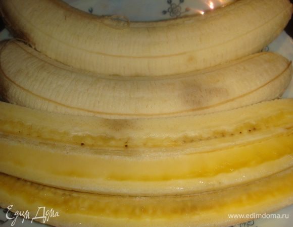 Бананы очистить, разрезать вдоль.